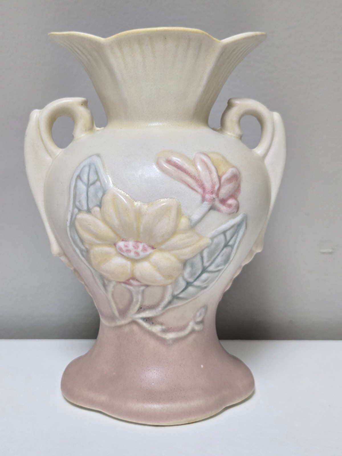 Hull Art U.S.A. #4 Magnolia Matte (Pastel Yellow/Dusty Rose)  6 1/4\