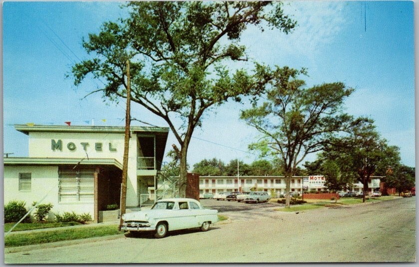 c1950s AUGUSTA, Georgia Postcard UNIVERSITY MOTEL - Street View / Dexter Chrome
