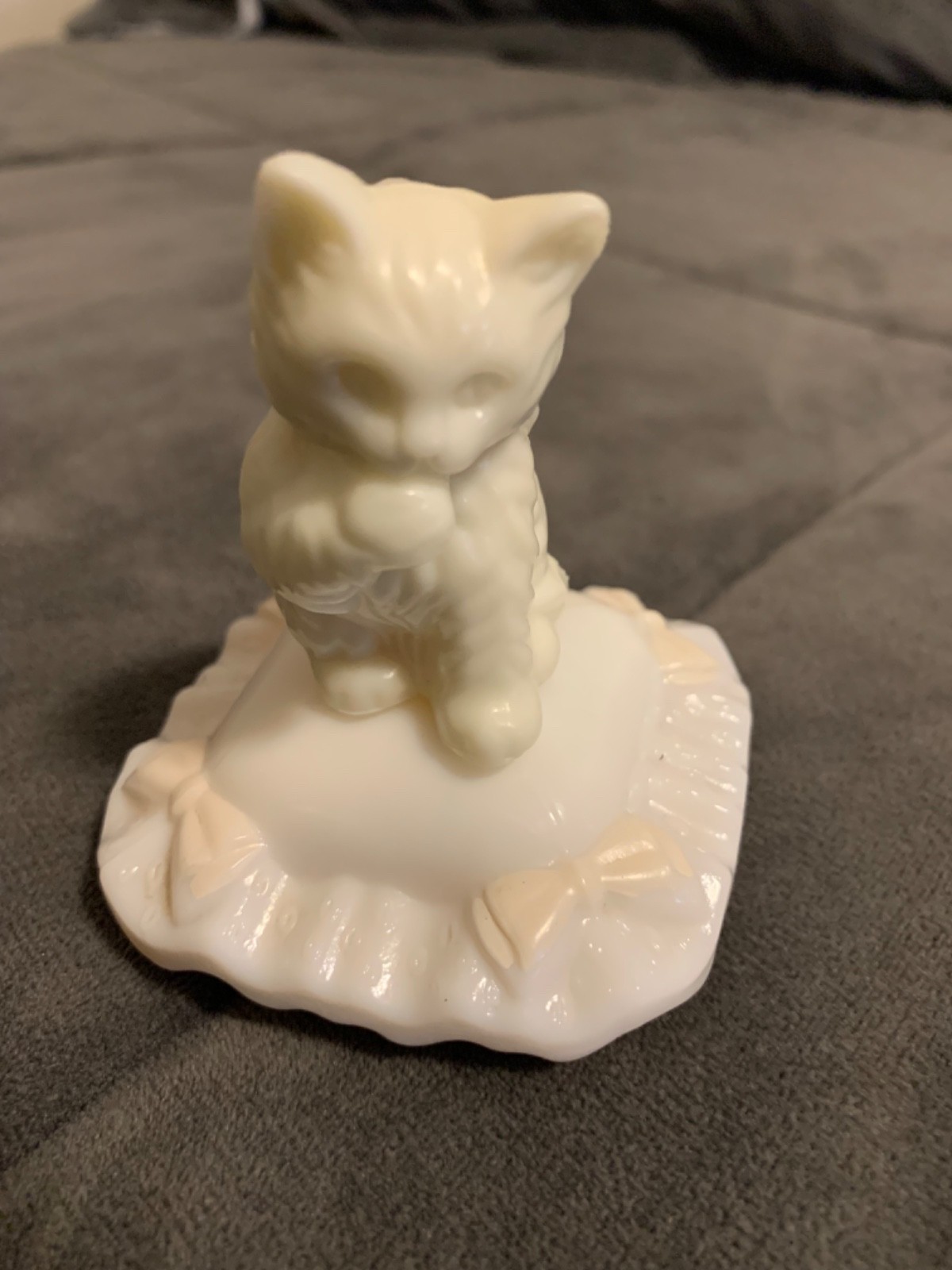 Vintage Avon Sitting Pretty White Cat on Pillow 3-1/2