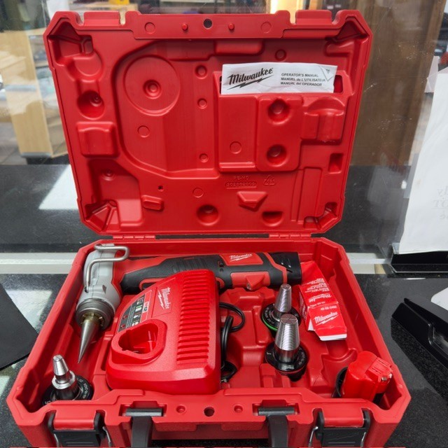 MILWAUKEE TOOLS 2474-20 PEX EXPANDER KIT (I99012783) MILWAUKEE TOOLS 2474-20 PEX EXPANDER KIT (I99012783)