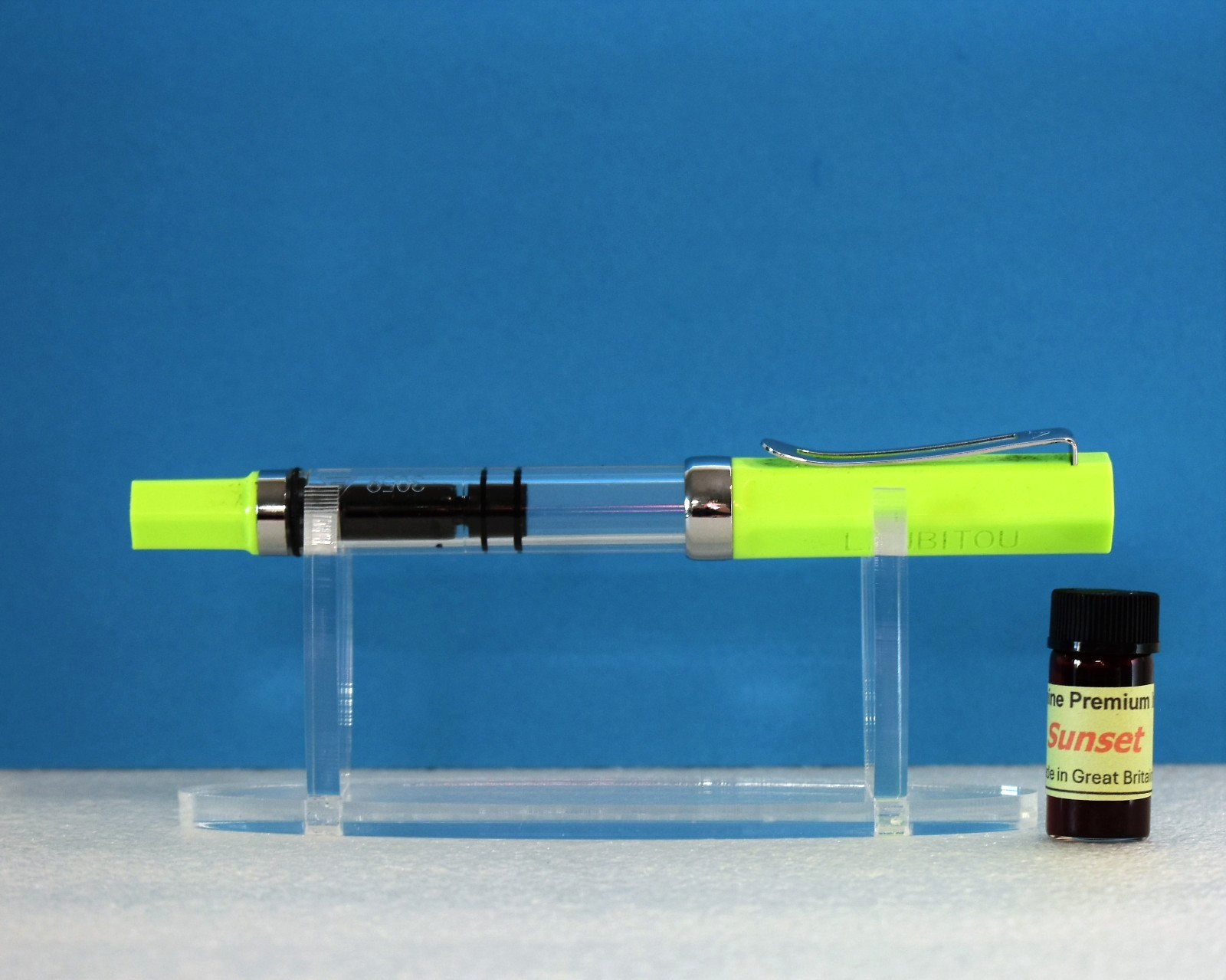 NEW LANBITOU 3059 NEON GREEN PISTON FILLER FOUNTAIN PEN WITH FINE NIB & INK