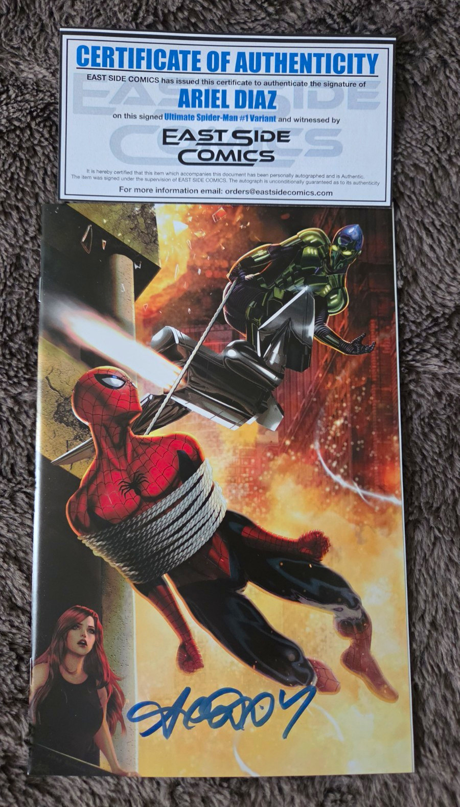 Ultimate Spider-Man #1 Diaz LTD Signed by Diaz. 1:100, 1/2CONNECTER Covers More