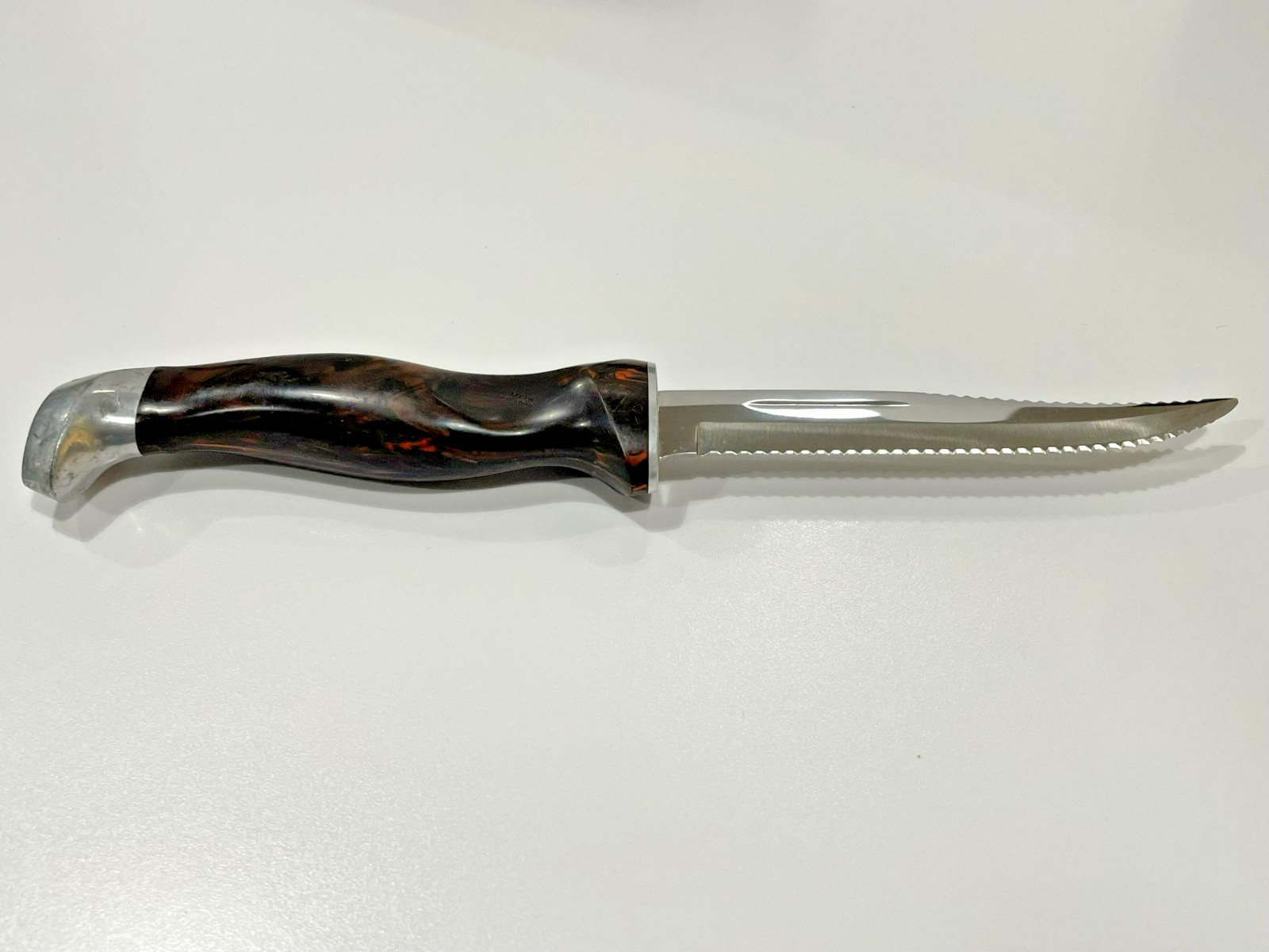 CUTCO # 1763 Knife. Made In the USA. With leather sheath. Hunting/Fishing.