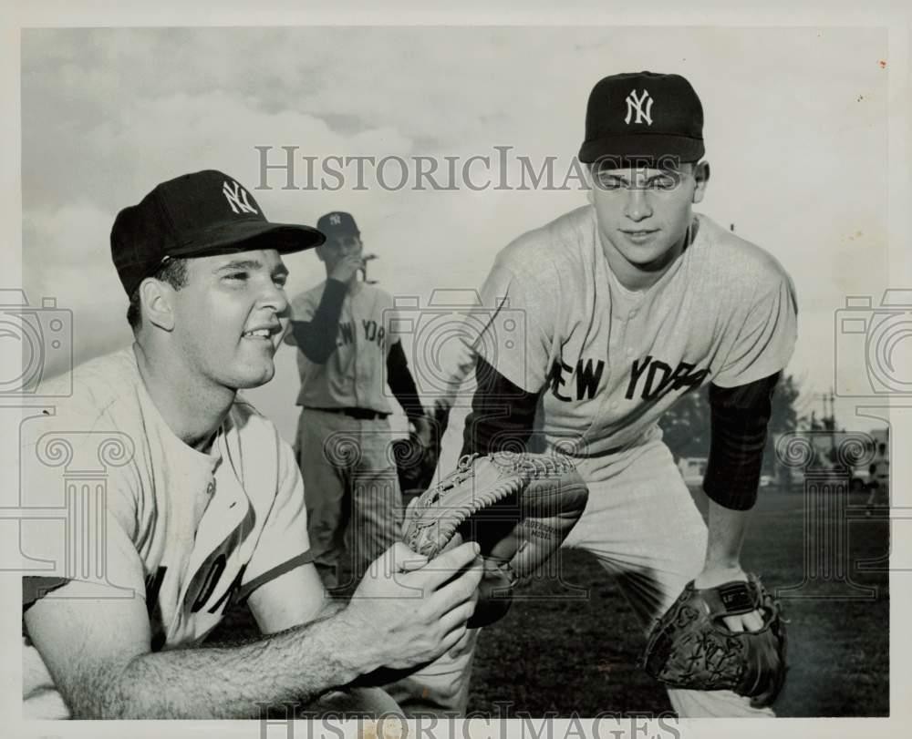 1964 Press Photo Frank Pappas and Mike Ferraro in Yankee minor league school