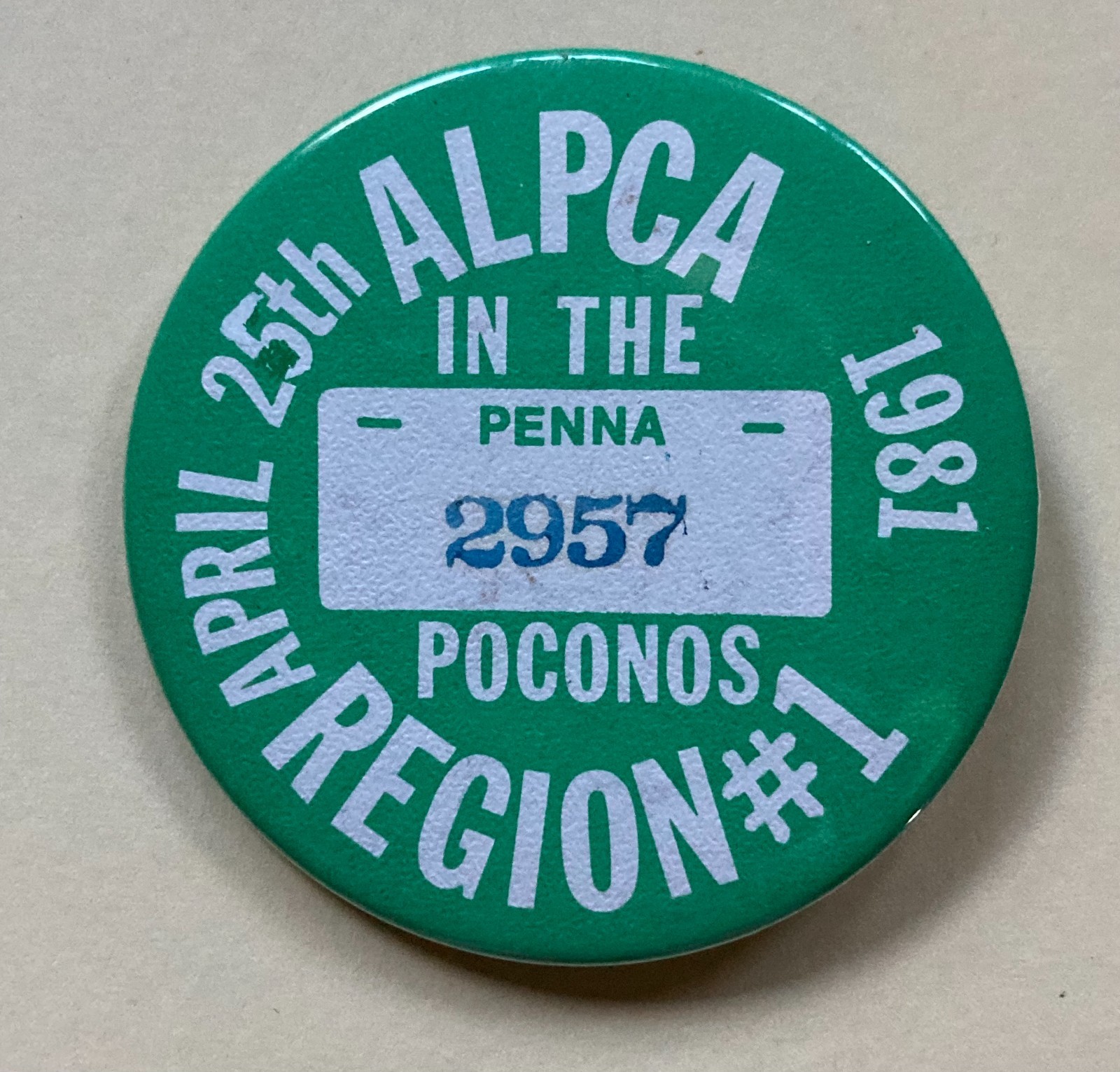 PENNSYLVANIA POCONOS 1981 ALPCA LICENSE PLATE MEET COMMEMORATIVE BUTTON VINTAGE