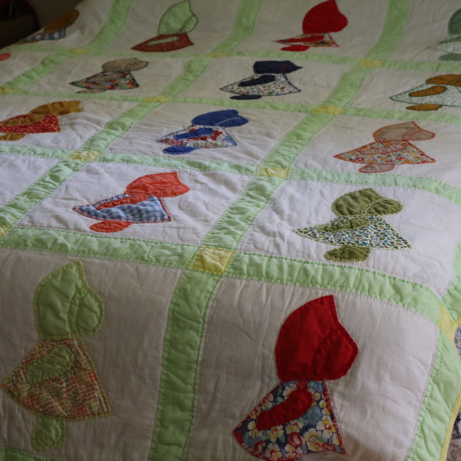 Vtg Sunbonnet Sue Bonnet Sue Applique Quilt Blue, Red, Green, Yellow 68 x 82\