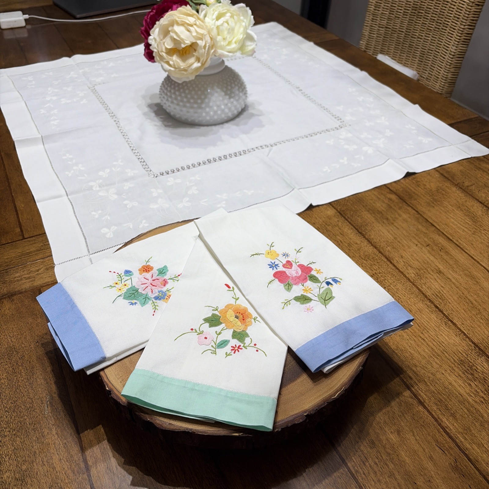 Vtg, Hand embroidered and appliqué Tea, Guest, Kitchen  Towels Set Of 3