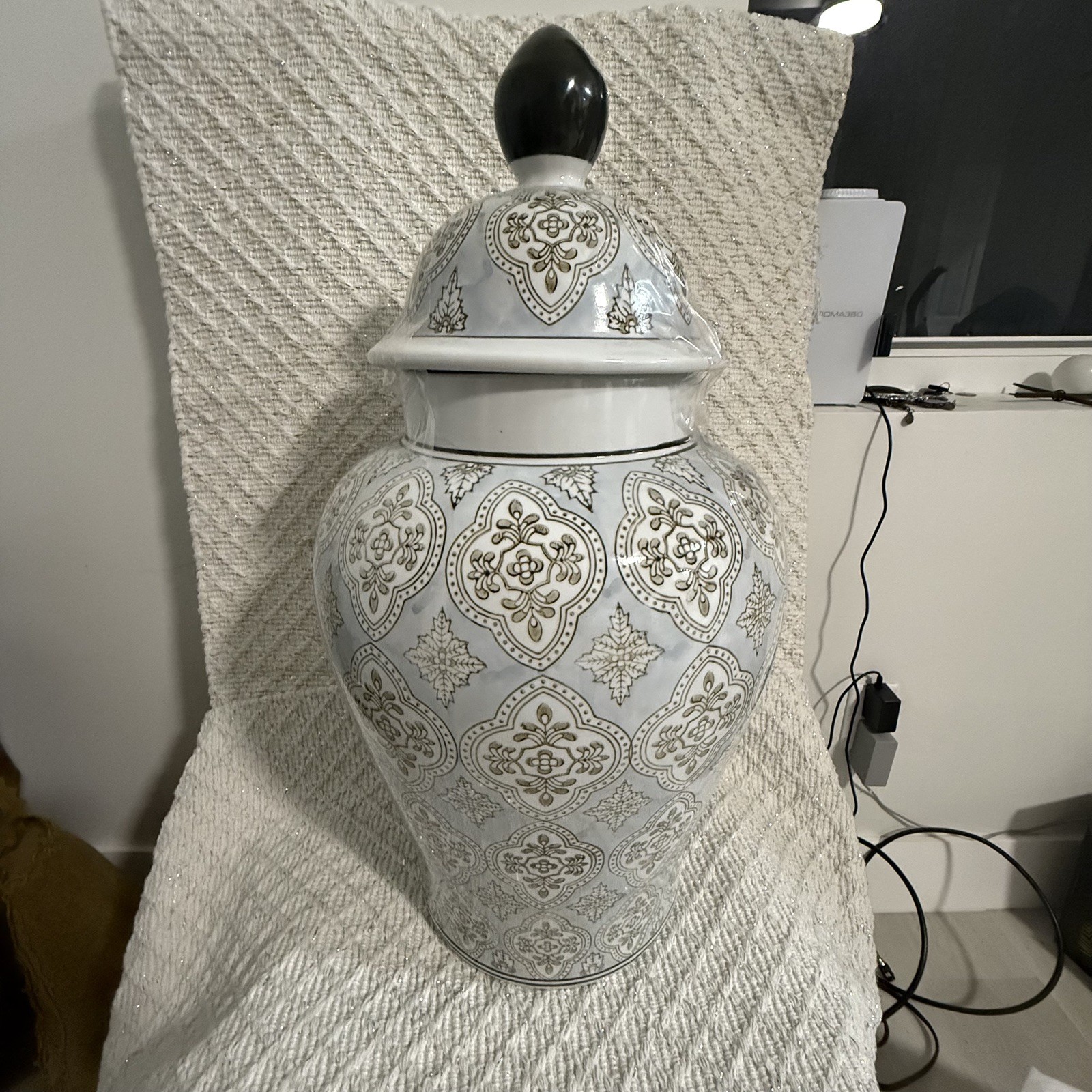 Beautiful large Chinese, jar with Antique Painted design.