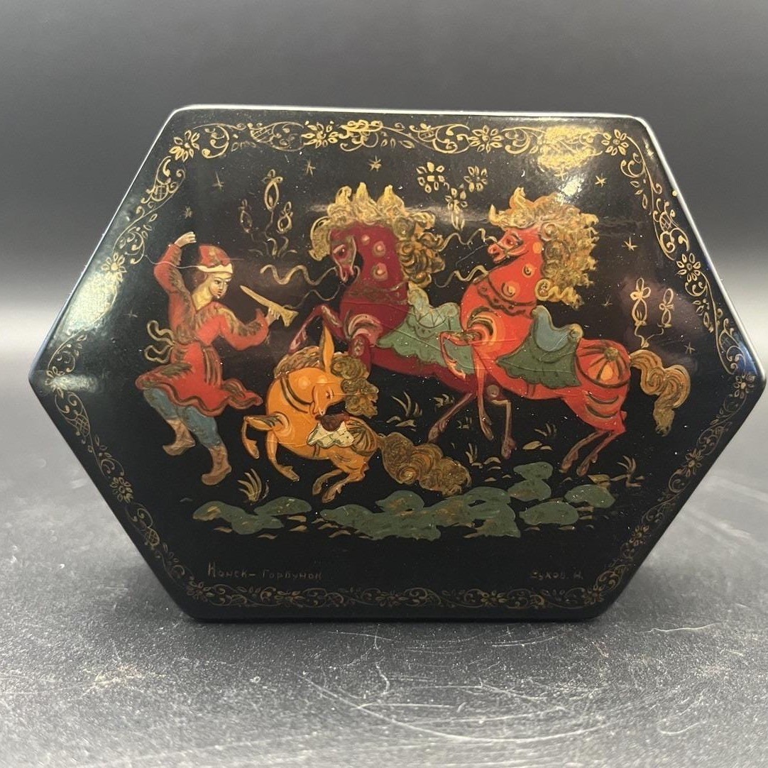 VTG Russian Lacquer Handpainted Box Mstera \