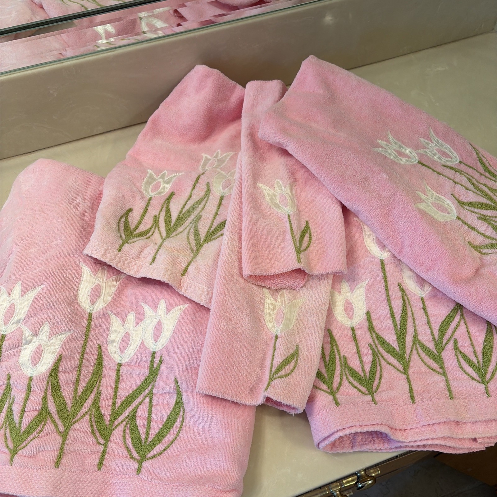 RARE Vintage The Avanti Look 1978 6 Piece TOWEL SET Pink Embroidered Floral 