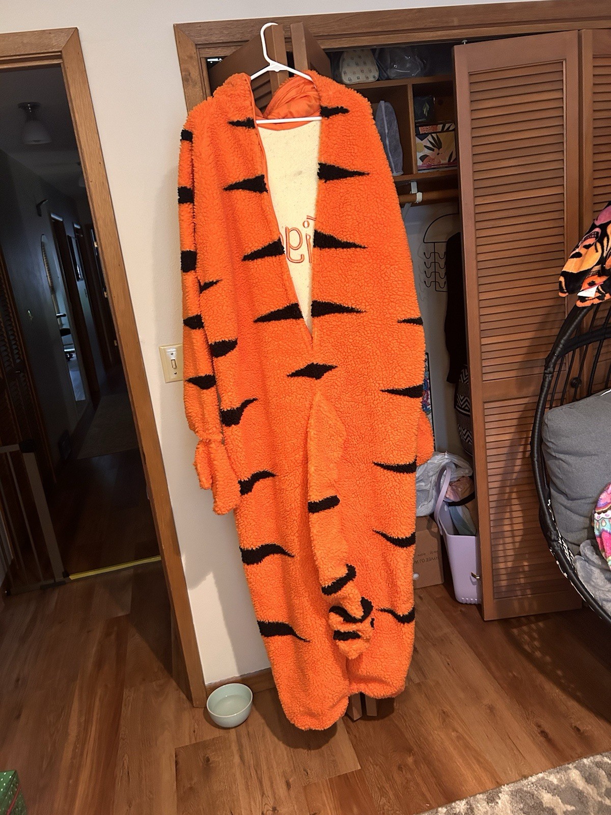 AUTHENTIC Disney Store Tigger Adult XL FULL SUIT COSTUME - EXCELLENT AUTHENTIC Disney Store Tigger Adult XL FULL SUIT COSTUME - EXCELLENT