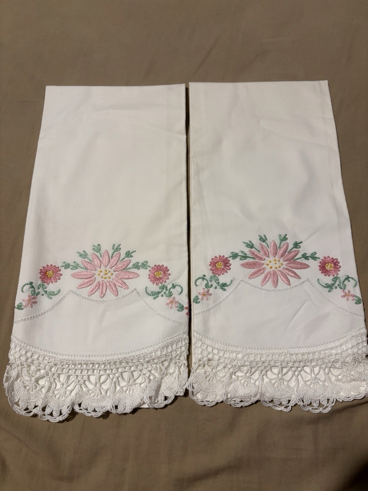2 Vintage 1950s Hand Embroidered Floral Daisy Pillowcases NOS White Crochet La