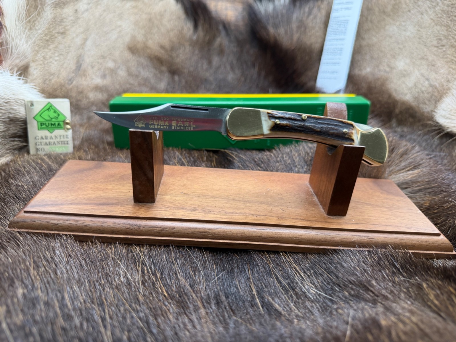 1989 Puma Earl Knife With Genuine Stag Handles Mint in Green / Yellow Box - 