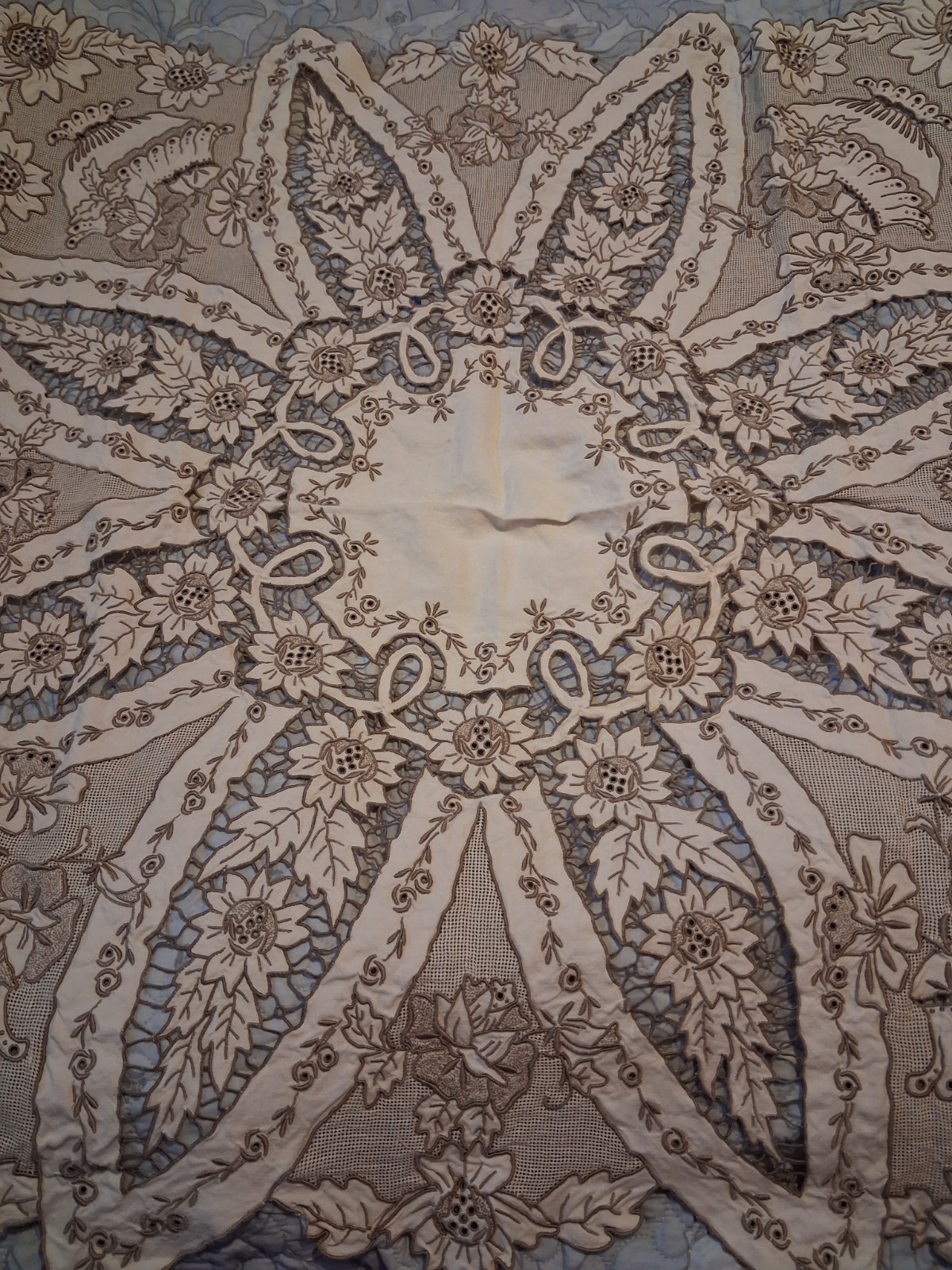 Vintage Madeira Hand Embroidered Cutwork Floral Linen Tablecloth 37\