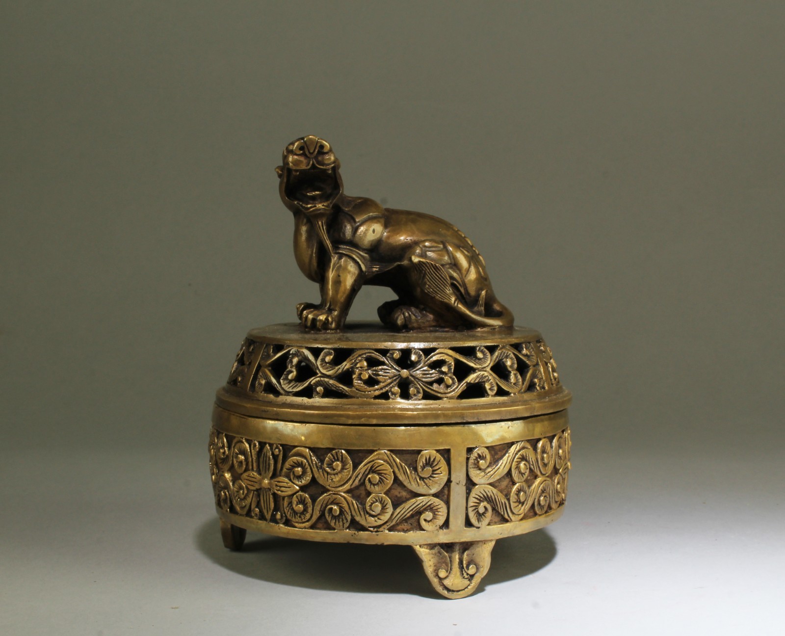 A Bronze Censer with lid. 'XuanDe' mark