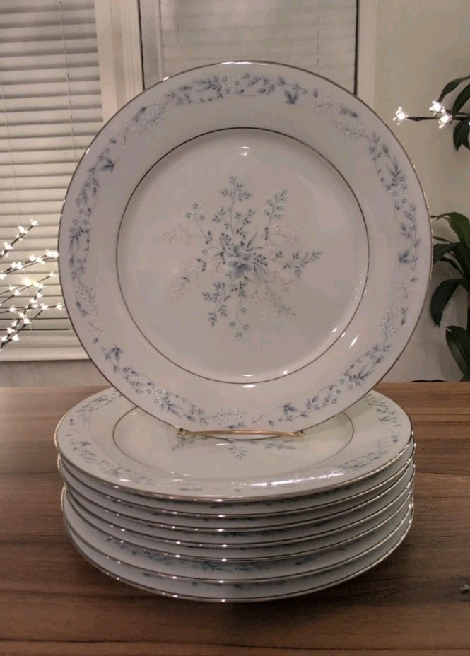 Set Of 8 Contemporary Noritake Carolyn #2693 Dinner Plates 10.5
