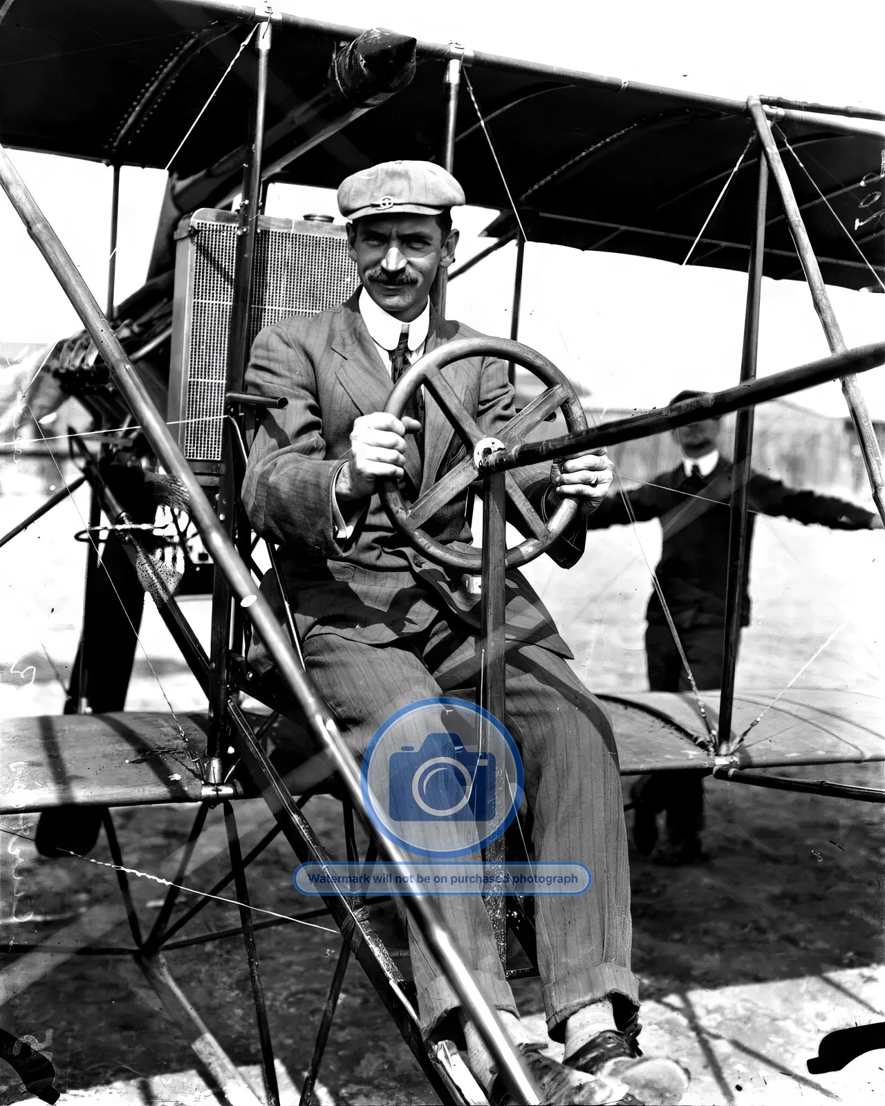 GLENN CURTISS AVIATION PIONEER IN EARLY PLANE 8X10 PHOTO GLENN CURTISS AVIATION PIONEER IN EARLY PLANE 8X10 PHOTO