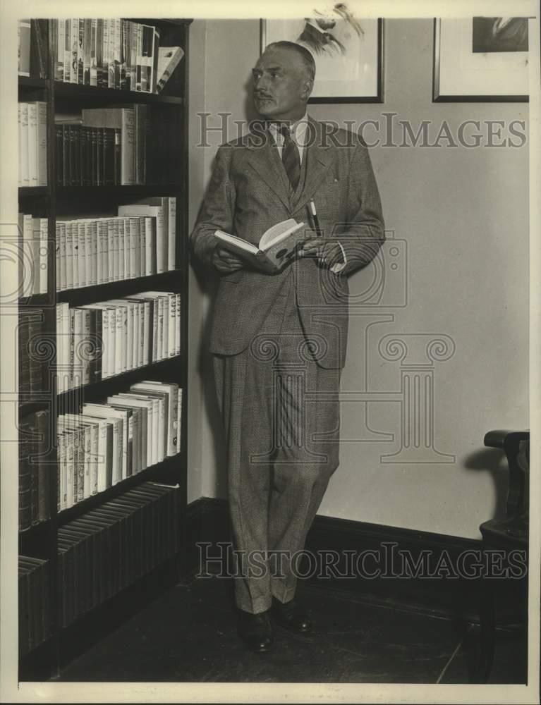 1930 Press Photo Famous english literary figure Cosmo Hamilton poses with a book