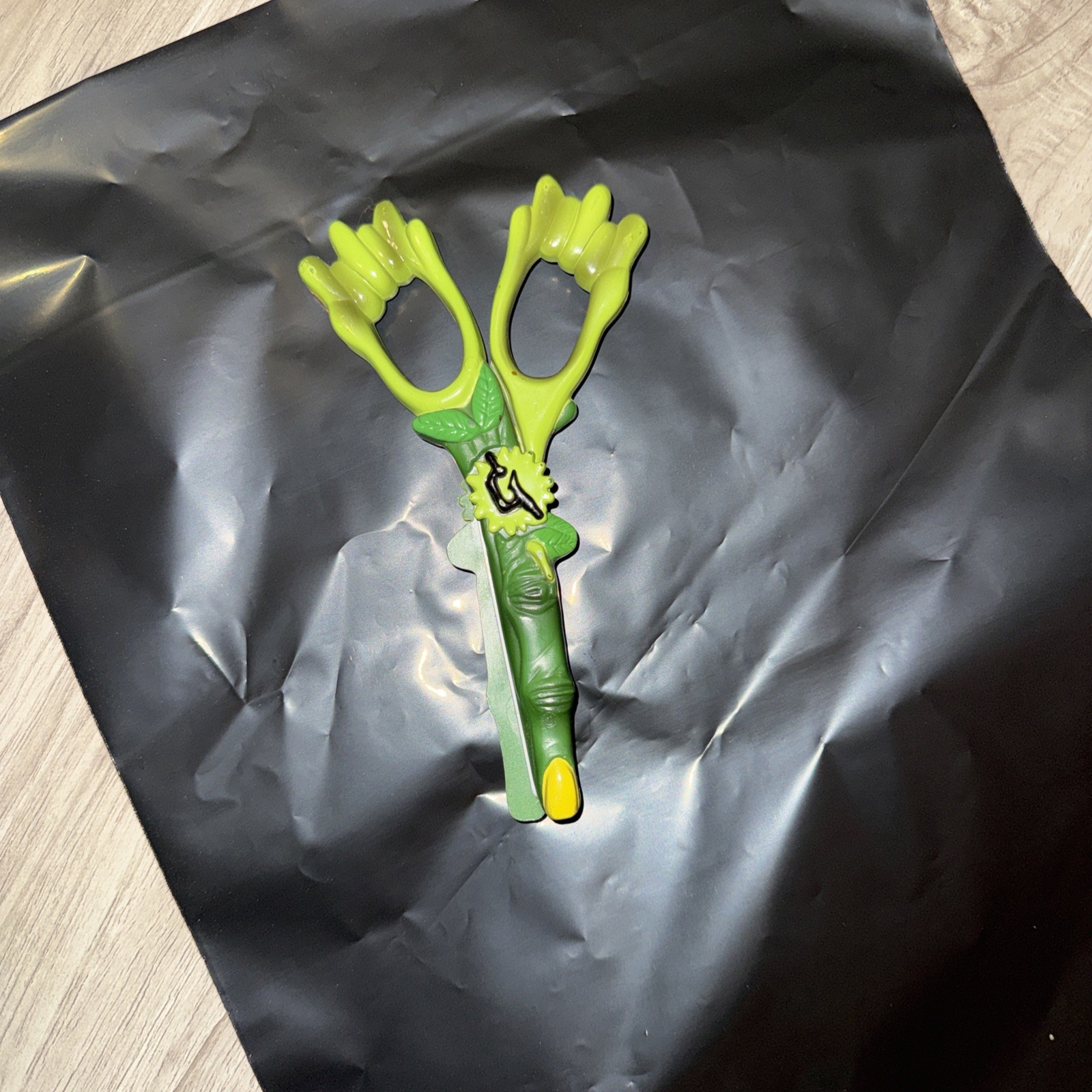 R.L. Stine Goosebumps Green Basement Twisted Scissors Retro Vintage