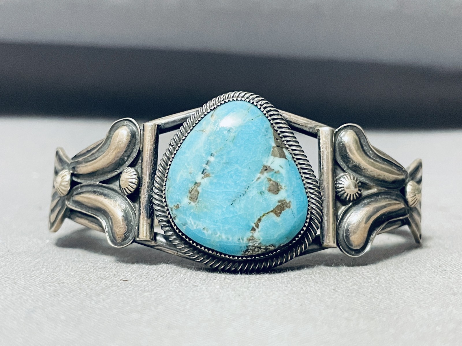 IMPORTANT VINTAGE LEO MARTINEZ TURQUOISE STERLING SILVER REPOUSED BRACELET