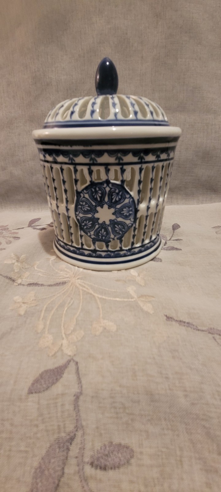 Vintage Blue & White Asian Style Jar w/lid