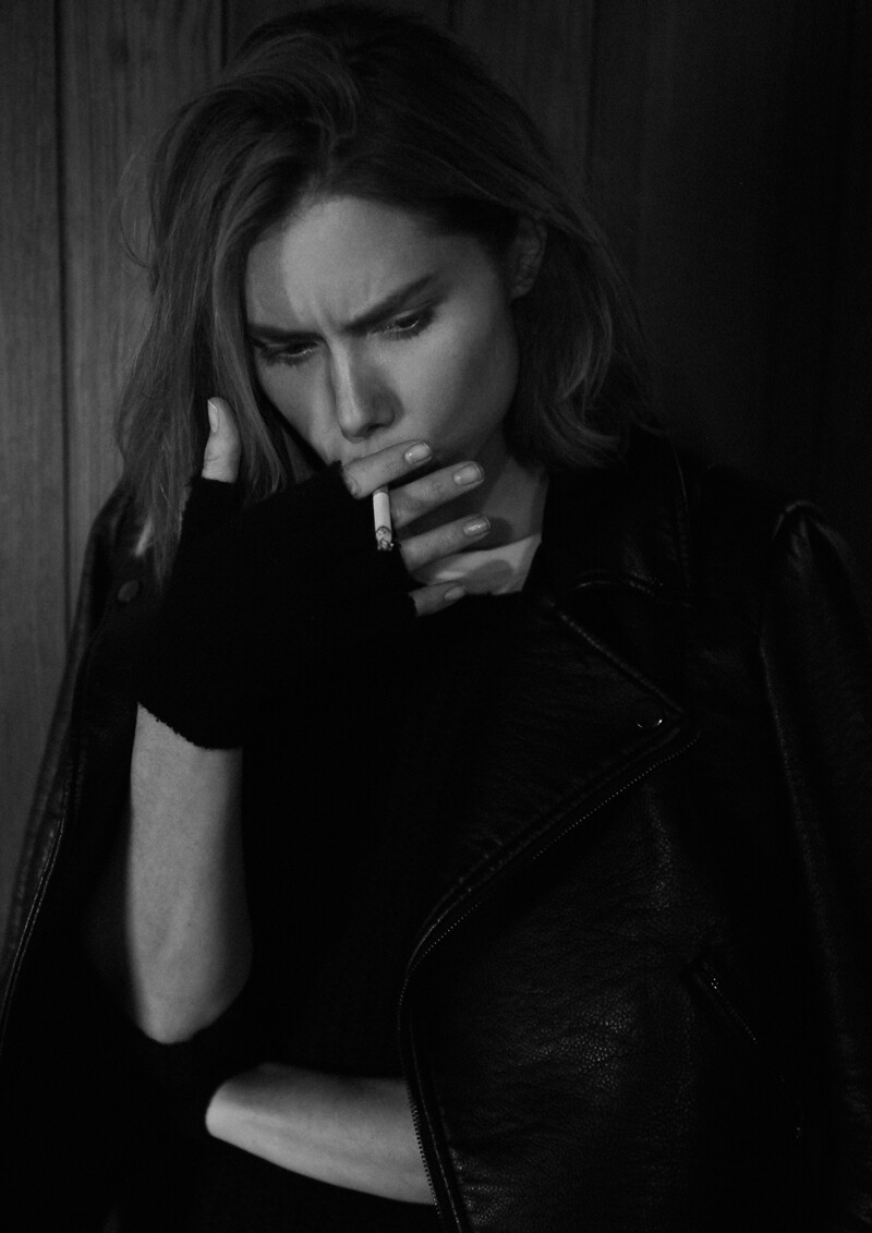 River Phoenix Thoughtful And Smoking 4x6 Picture Celebrity Print River Phoenix Thoughtful And Smoking 4x6 Picture Celebrity Print