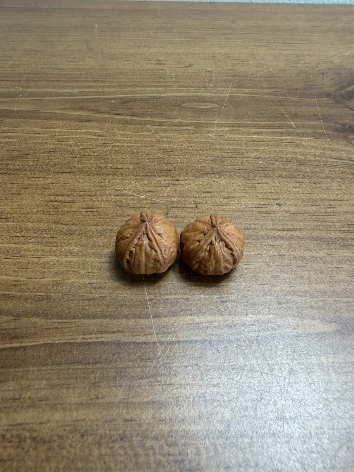Pair of  Match Chinese Health Walnut 南瓜小三棱 24x22x21 精品 配手套和刷子 适合女生和小孩盘玩