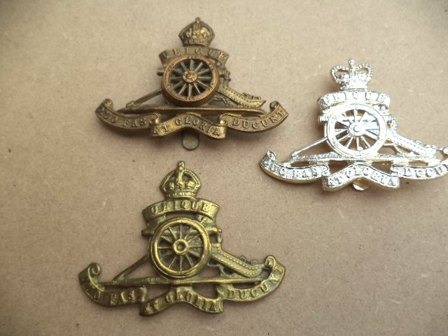 ROYAL ARTILLERY BRITISH ARMY CAP BADGES X3.  WW2 ISSUE & ANODISED.