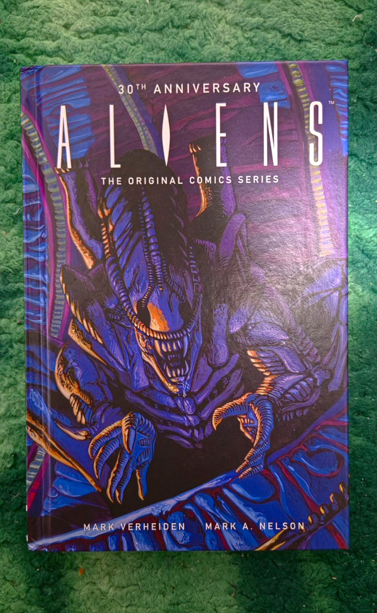 Aliens: The Original Comics Series Hardcover Dark Horse Lootcrate Edition