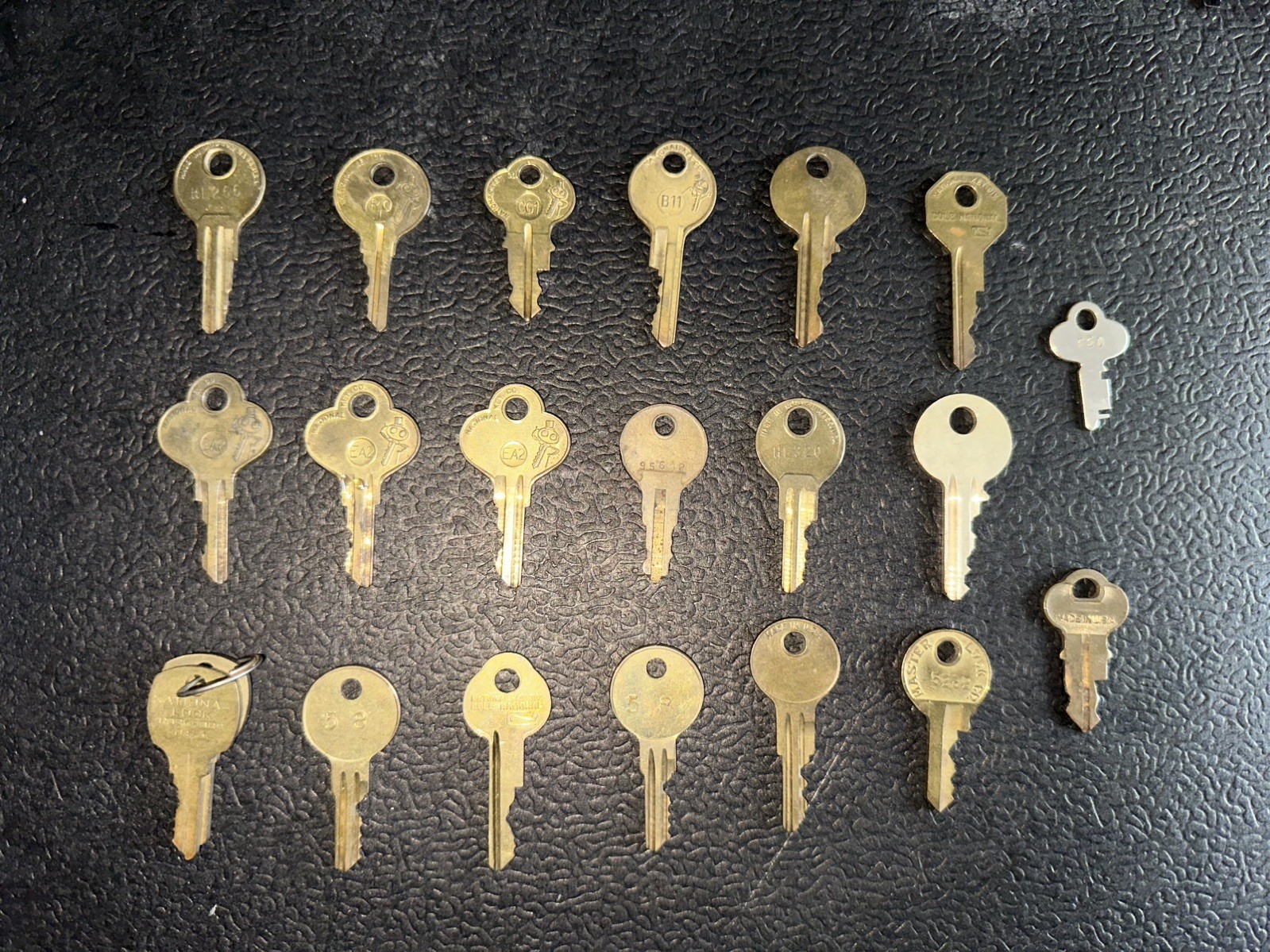 Lot of 20 Vintage Keys,l