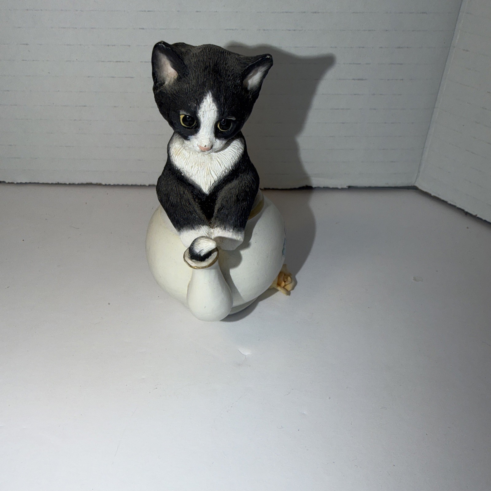 Country Artists A Curious Tale In Flower Teapot Collectible Figurine 02822 2002