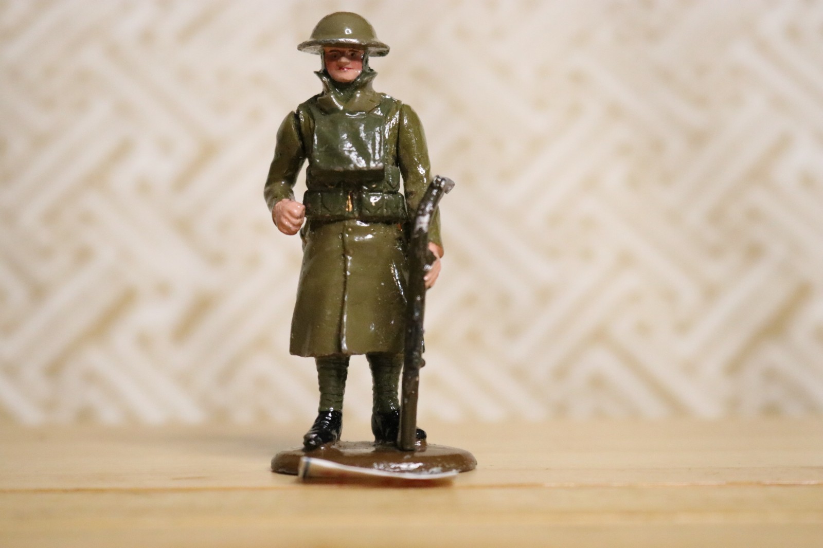 W. Britain WWI British Infantry Soldier – Raincoat & Rifle – Brown Base