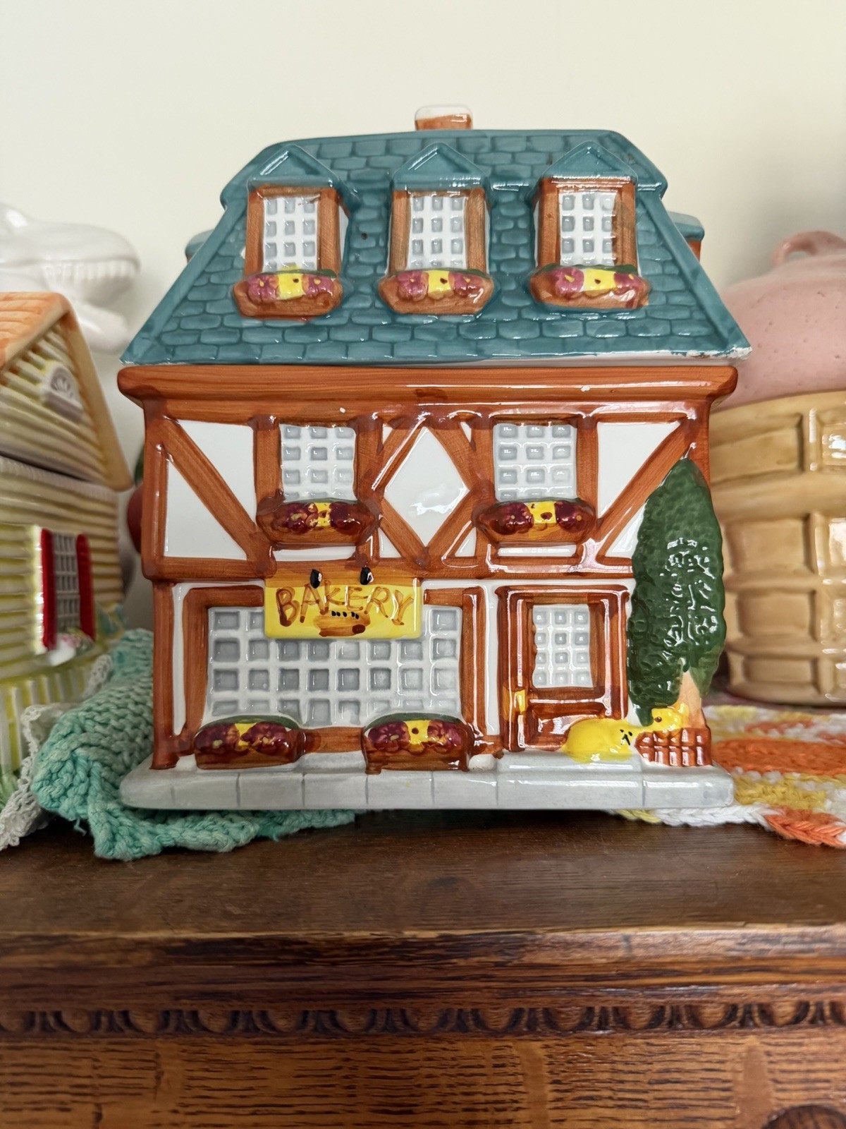 TUDOR BAKERY HOUSE~CERAMIC COOKIE JAR BY SHERWOOD BRANDS INC. 1999 HANDPAINTED