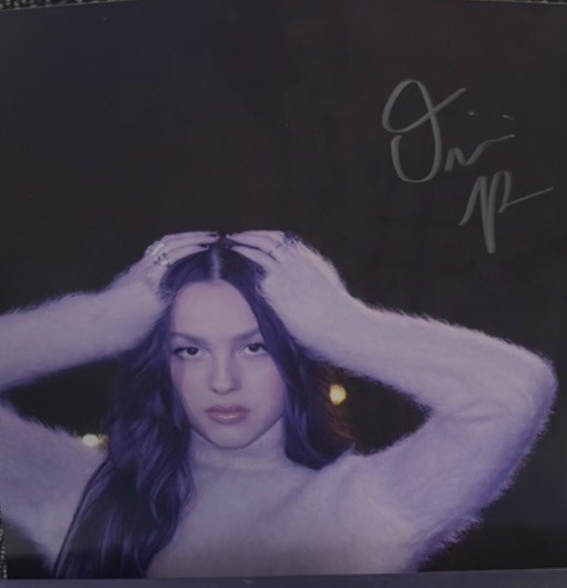 OLIVIA RODRIGO “GUTS” SIGNED VINYL INSERT 11X11 PRINT AUTOGRAPH 