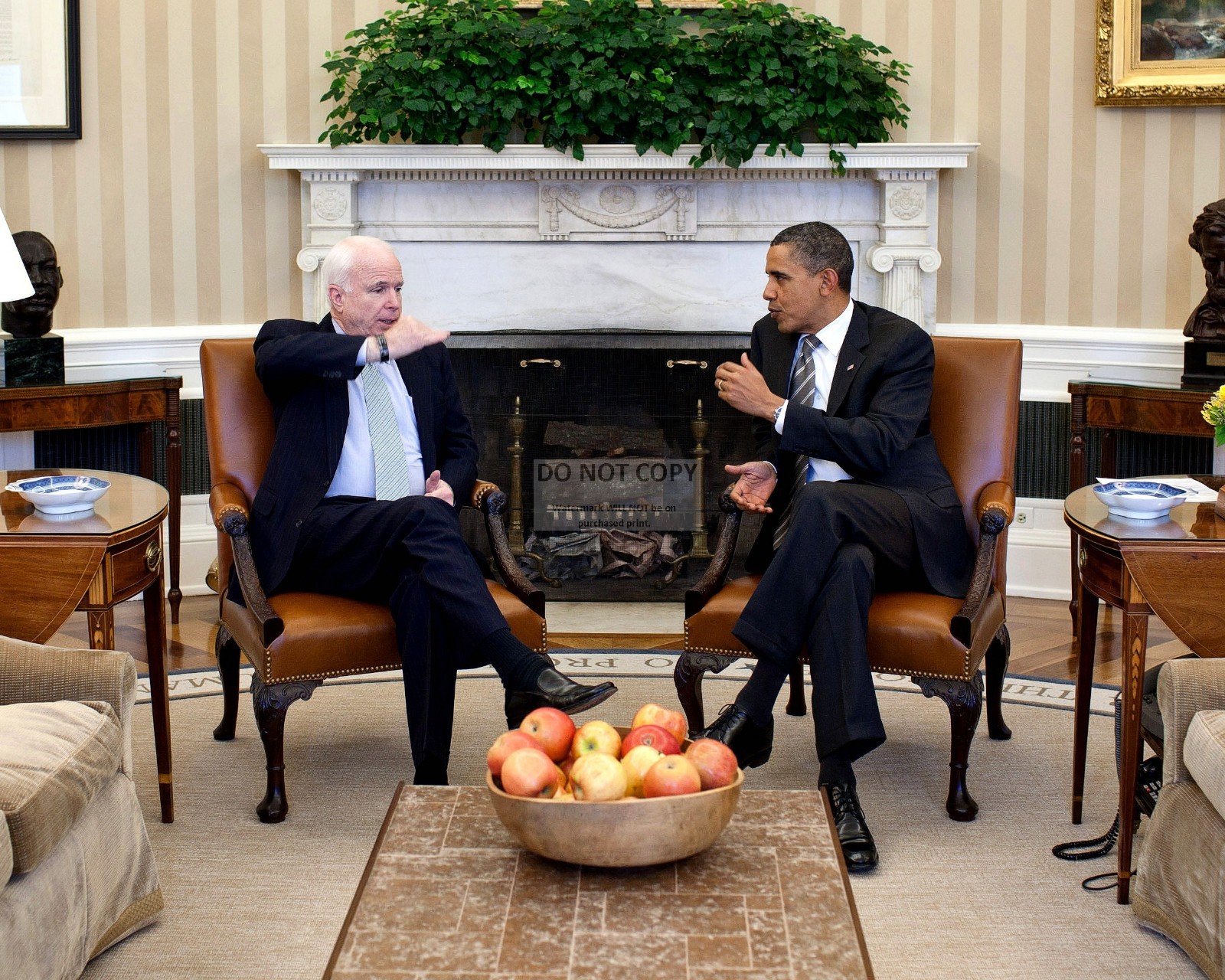 PRESIDENT BARACK OBAMA MEETS w/ SENATOR JOHN McCAIN IN 2011  8X10 PHOTO (EE-099)