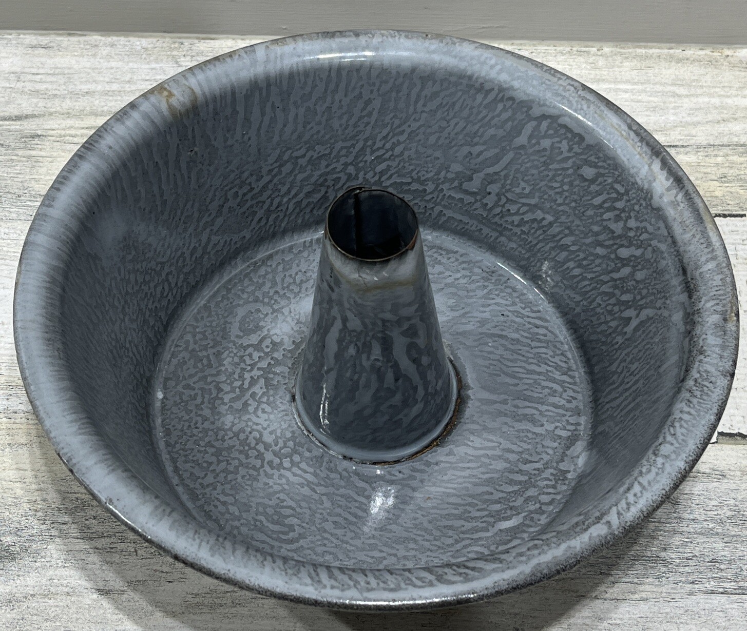 Vintage Gray Graniteware Bunt Cake Pan Mold 9 Inches Vintage Gray Graniteware Bunt Cake Pan Mold 9 Inches