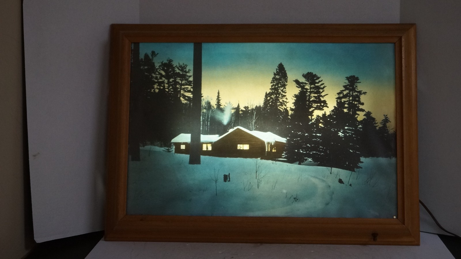 VINTAGE LIGHTED WOOD FRAMED SERENE CABIN HOUSE SNOW SCENE PICTURE HELMSCENE USA
