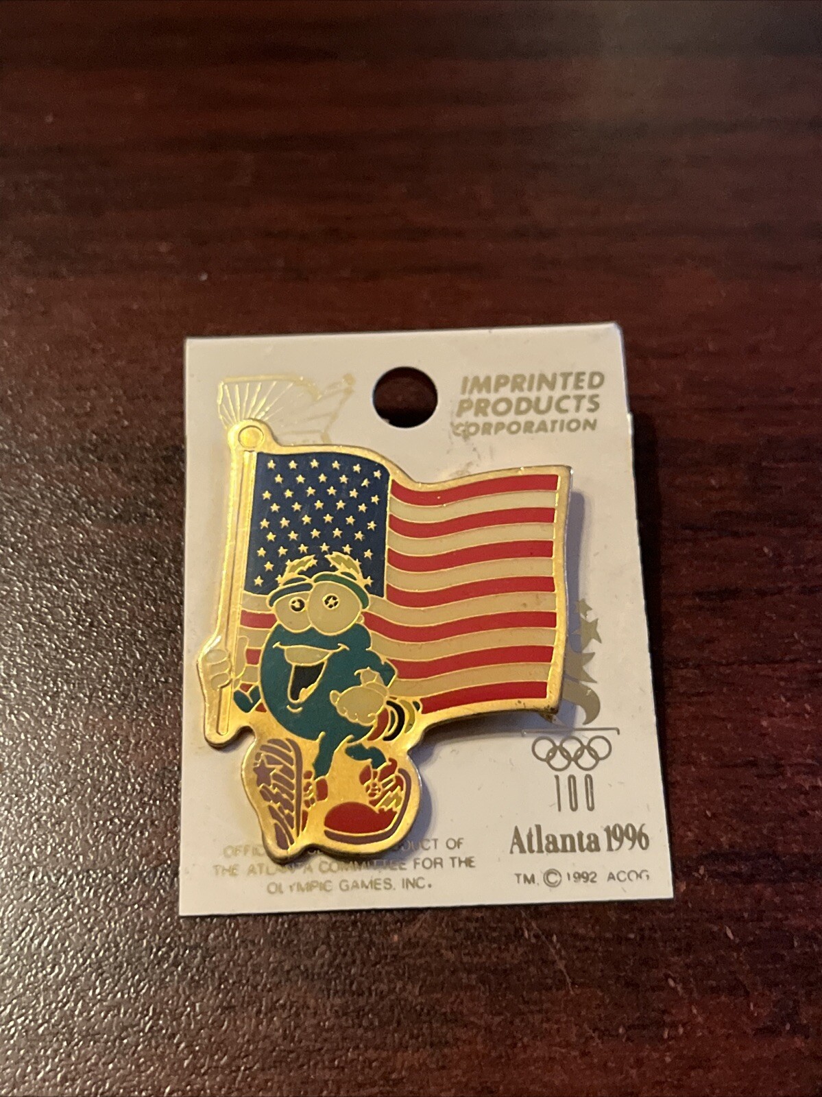 Vintage 1996 Atlanta Summer Olympics Izzy Mascot Carrying American Flag Hat Pin