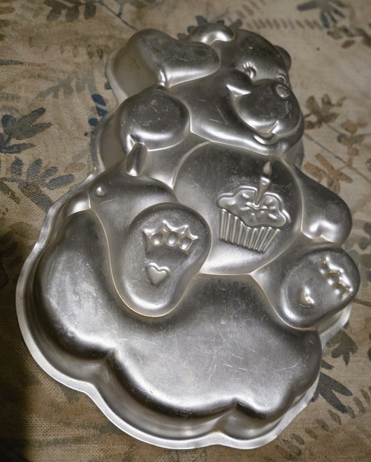 VNTG 1983 WILTON ALUMINUM BIRTHDAY CARE BEAR CAKE PAN OR MOLD