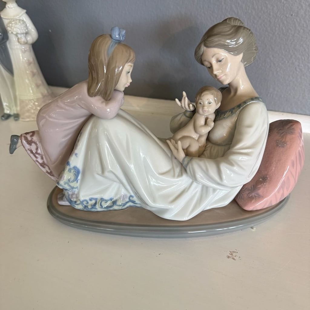 Lladro Porcelain Figurine Latest Addition #1606 Mother with Children