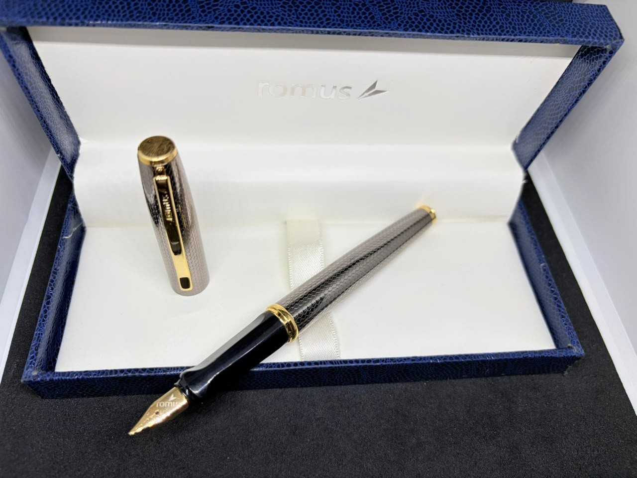 Romus Fountain Pen Gunmetal Grey Textured Body Gold Trim Nib Luxury Gift Box