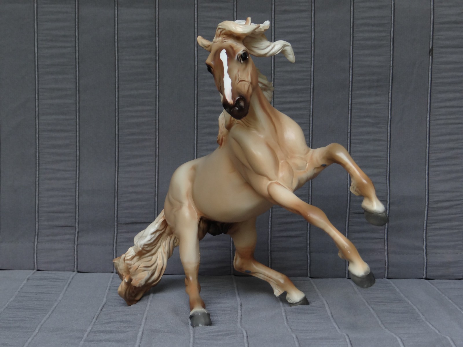 Breyer Trad. Collector\'s Choice Dun /Palomino \ Breyer Trad. Collector\'s Choice Dun /Palomino \