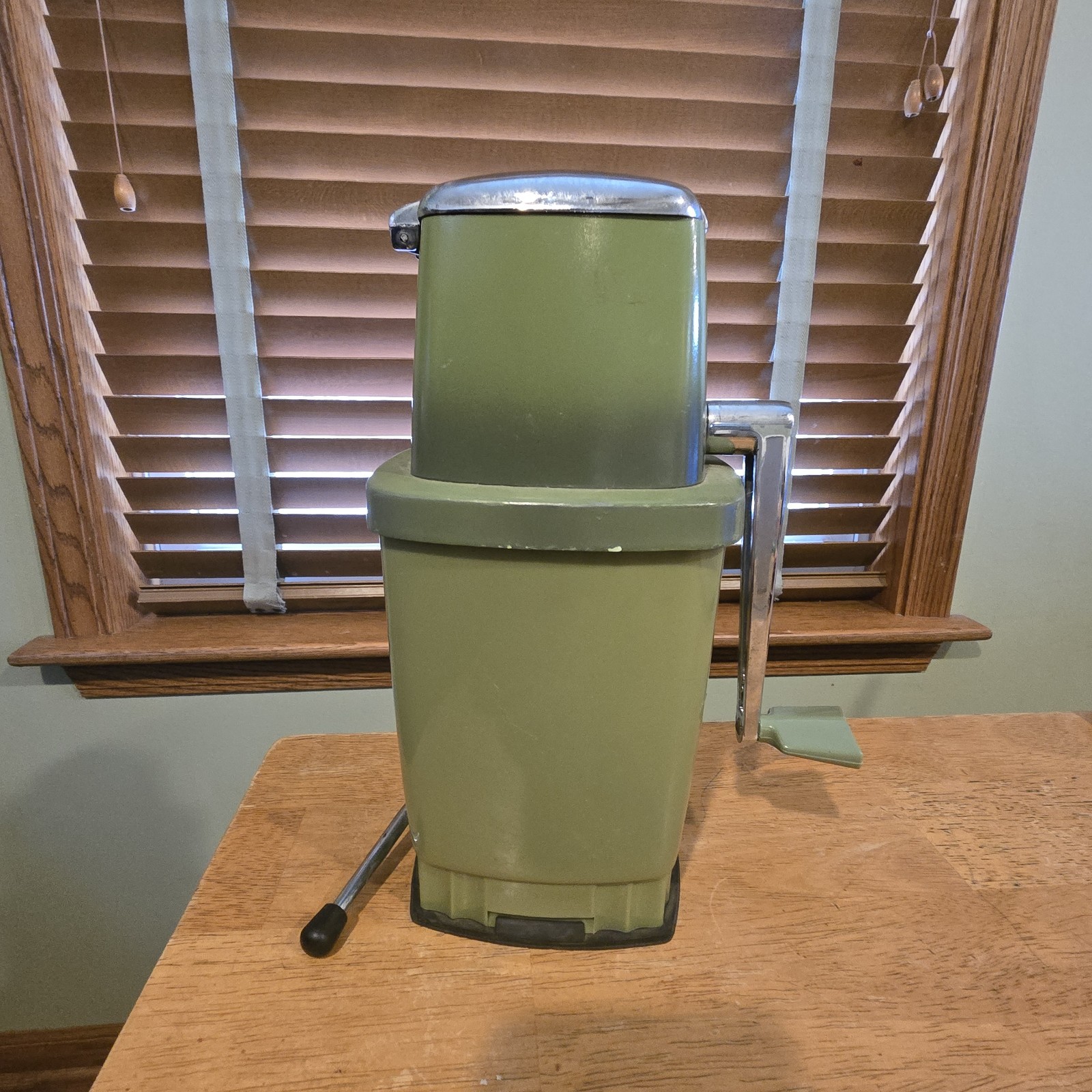 Sears Swing Away Avocado Green Manual Hand Crank Ice Crusher VTG Retro Suction