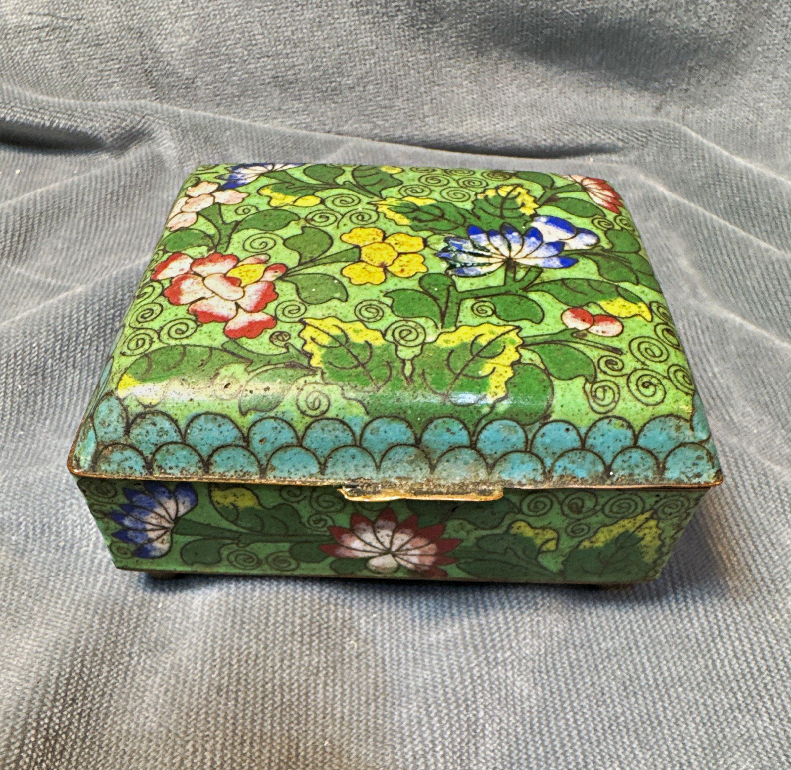 Vintage Chinese cloisonné enamel export trinket box 1920s to 1950s Vintage Chinese cloisonné enamel export trinket box 1920s to 1950s