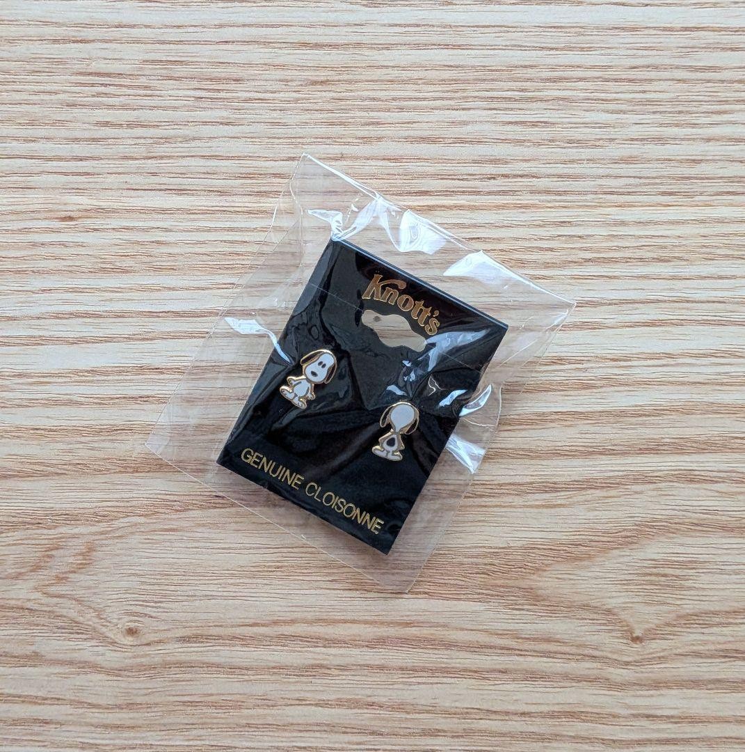 Knott\'s Berry Farm Exclusive Peanuts Snoopy Earrings with Display Card Unused