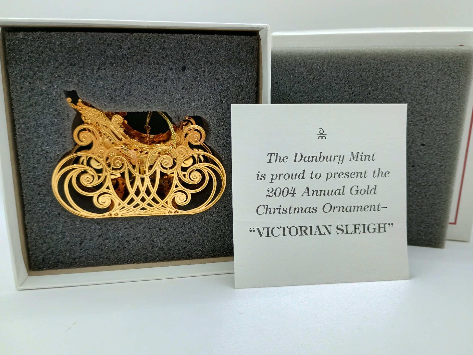 The Danbury Mint 2004 23K Gold Plated Christmas Ornament VICTORIAN SLEIGH w/Box