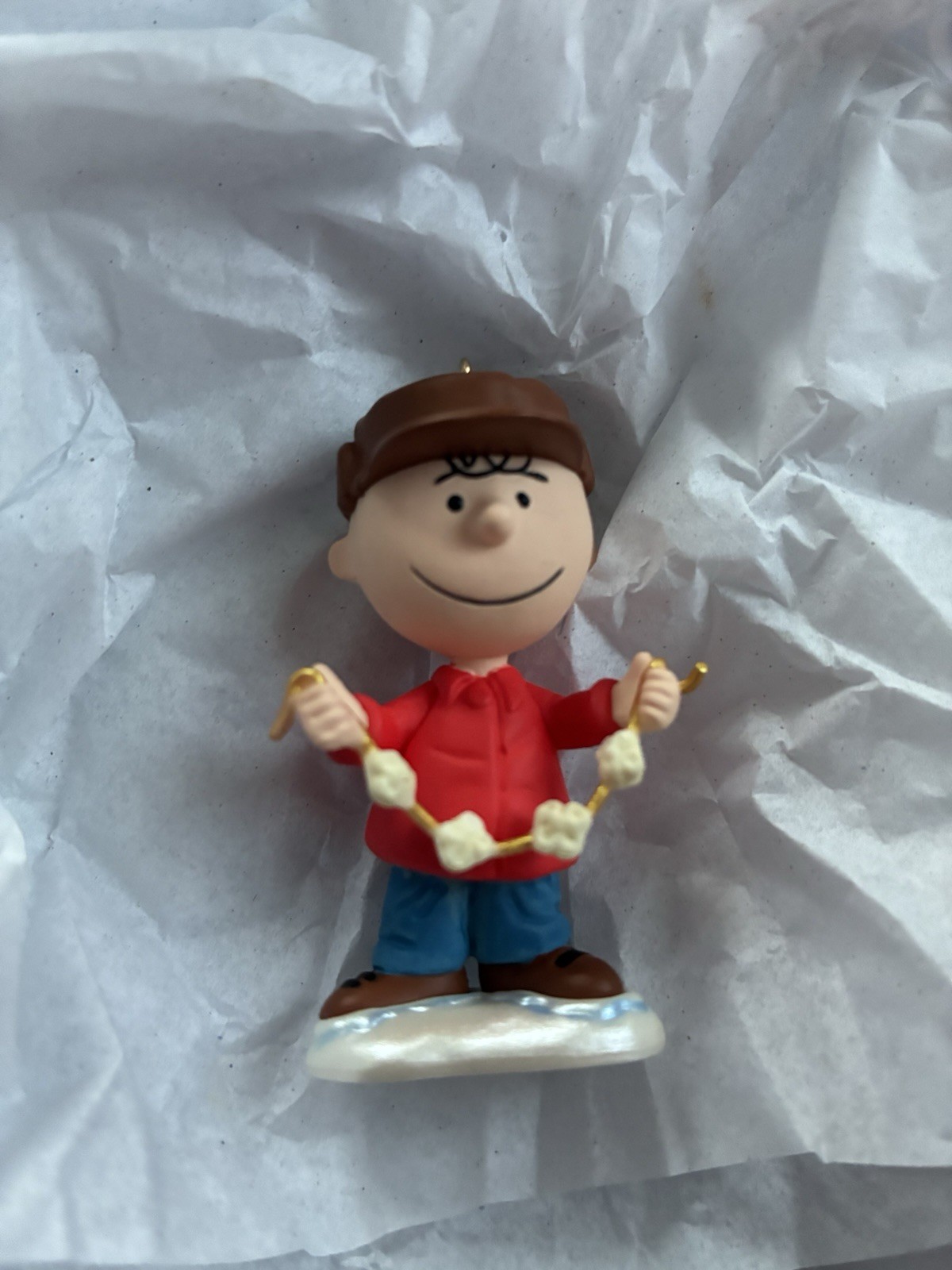 HALLMARK 2015 CHARLIE BROWN DECKING THE TREE PEANUTS ORNAMENT HALLMARK 2015 CHARLIE BROWN DECKING THE TREE PEANUTS ORNAMENT