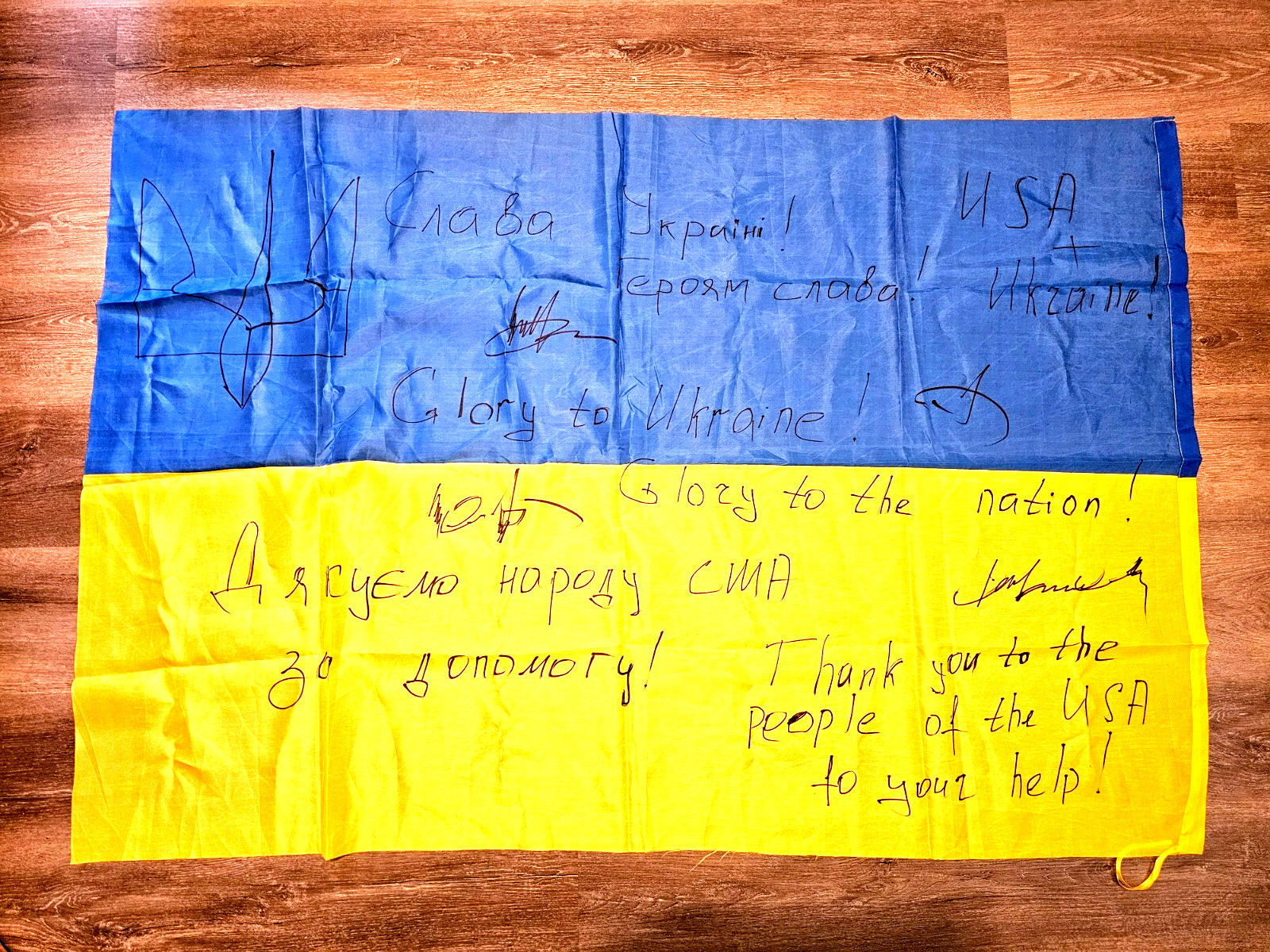 Ukrainian Flag signed by Fighters/Defenders, Souvenir, war memorabilia