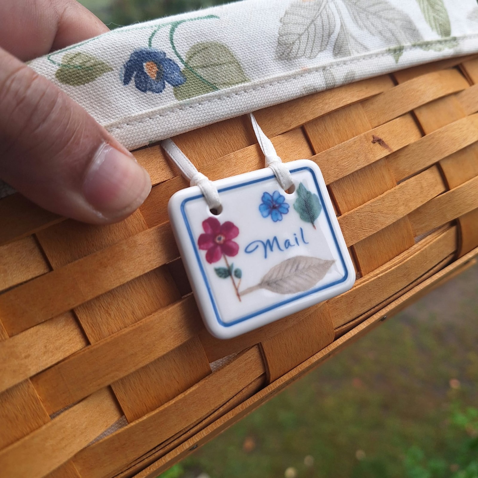 Longaberger Woven  Basket with Floral Liner Ceramic Tag - Cream