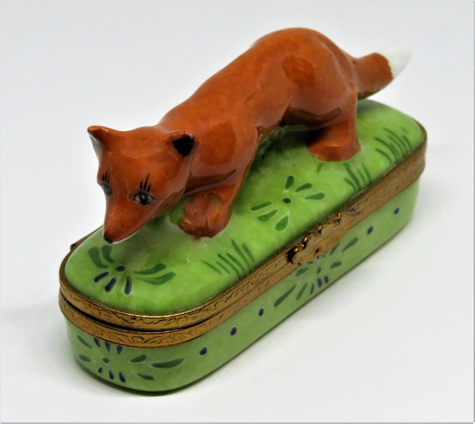 LIMOGES FRANCE PIN BOX - VINTAGE RED FOX IN A GRASSY MEADOW - LEAF CLASP